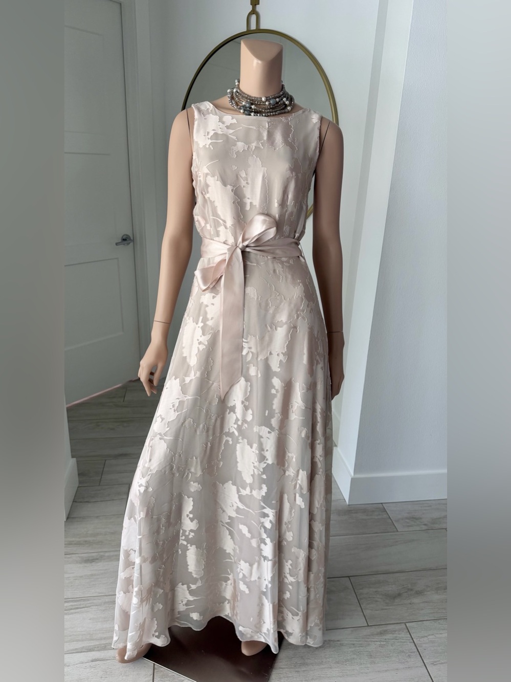 Tahari Arthur S. Levine Champagne Floral Satin Gown – Size 8